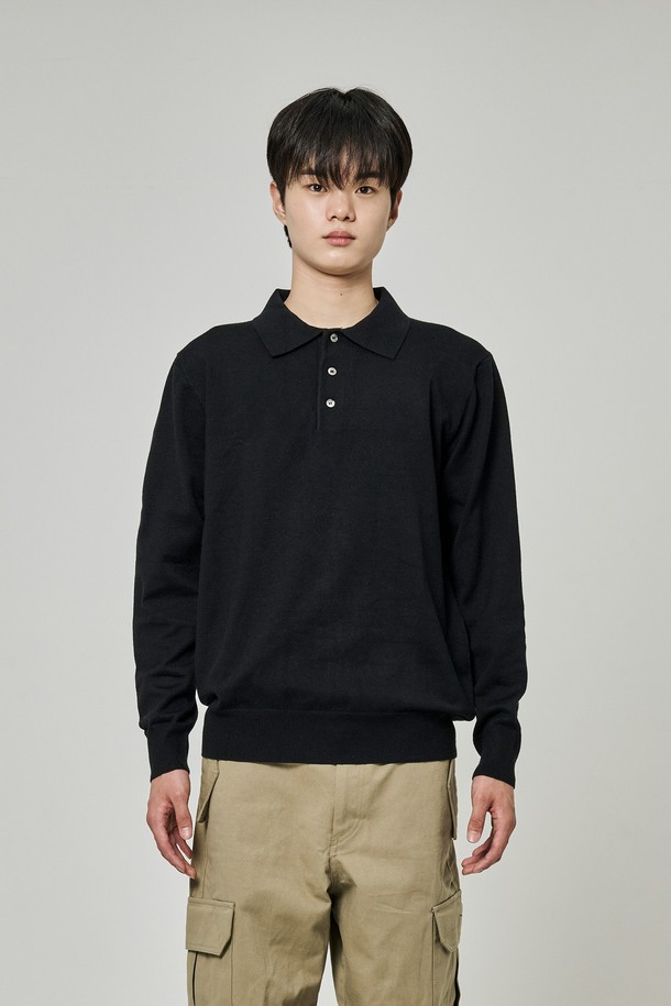 트래드클럽 베이직 폴로 니트는 부드러운 촉감의 니트 소재로 제작되어 봄, 가을에 착용하기 좋은 긴소매 폴로넥 디자인입니다. 레귤러핏으로 제작되어 편안한 착용감을 선사하며, 무지 디자인과 블랙 컬러는 베이직하면서도 클래식한 스타일을 연출합니다. 출근룩, 비즈니스 캐주얼, 모임룩 등 다양한 TPO에 활용 가능하며, 클래식, 미니멀, 캐주얼 스타일을 즐기는 분들께 추천합니다. 중간 두께감으로 간절기에 유용하게 활용할 수 있습니다.

