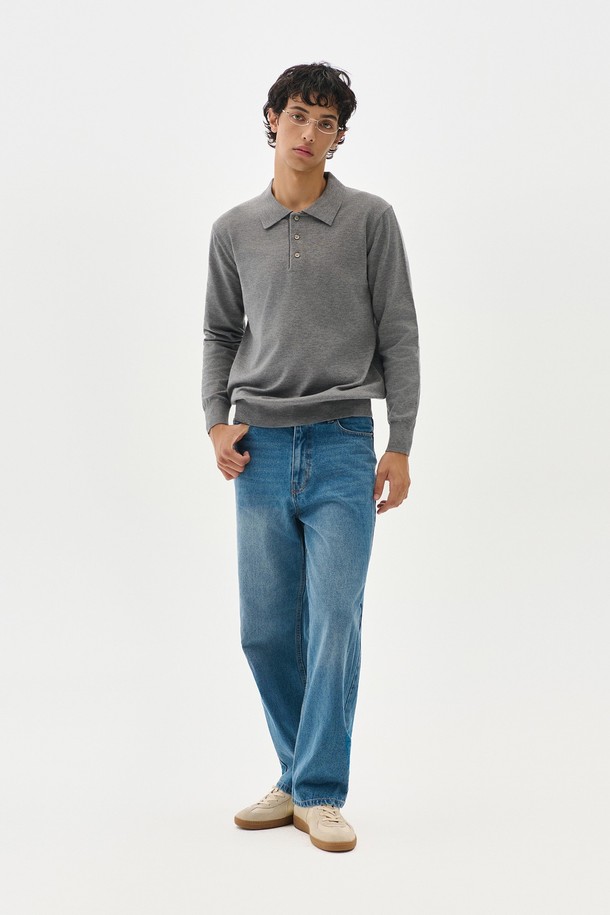 트래드클럽 베이직 폴로 니트는 부드러운 니트 소재로 제작되어 편안한 착용감을 선사합니다. 차분한 그레이 컬러와 레귤러핏, 긴소매 디자인으로 일상 및 비즈니스 캐주얼, 출근룩 등 다양한 TPO에 활용 가능합니다. 폴로 카라 디테일은 클래식하면서도 세련된 스타일을 연출하며, 봄, 가을 간절기에 활용하기 좋은 중간 두께의 니트입니다. 베이직하면서도 미니멀한 스타일을 즐기는 분들께 추천합니다.
