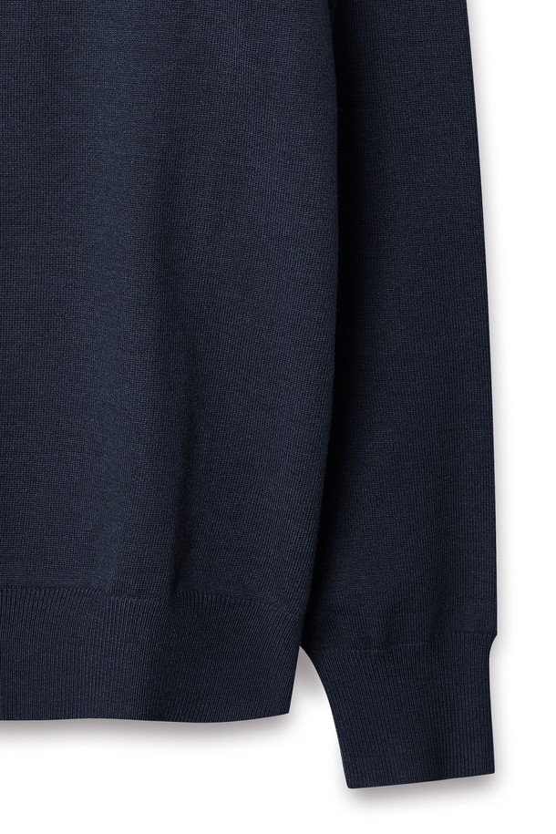 트래드클럽 베이직 폴로 니트는 부드러운 촉감의 니트 소재로 제작되어 봄, 가을에 착용하기 좋은 긴소매 폴로넥 상의입니다. 레귤러 핏으로 제작되었으며, 베이직하고 클래식한 스타일을 연출합니다. 네이비 컬러에 무지 패턴으로 디자인되어 다양한 하의와 매치하기 용이합니다. 폴로 카라와 단추 디테일이 돋보이며, 데이트룩 또는 비즈니스 캐주얼에 활용하기 좋습니다. 미니멀하고 캐주얼한 스타일을 즐기는 분들께 추천합니다.
