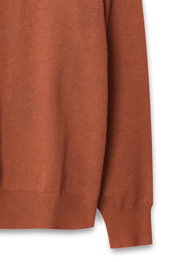 트래드클럽 베이직 폴로 니트는 부드러운 촉감의 니트 소재로 제작되어 봄, 가을에 착용하기 좋습니다. 레귤러 핏과 긴 소매 기장으로 편안함을 강조했으며, 폴로넥 디자인이 클래식하면서도 세련된 분위기를 연출합니다. 무지 패턴의 브라운 컬러는 다양한 스타일과 매치하기 용이하며, 비즈니스 캐주얼 및 출근룩에 적합합니다. 미니멀하고 베이직한 스타일을 선호하는 분들께 추천합니다.
