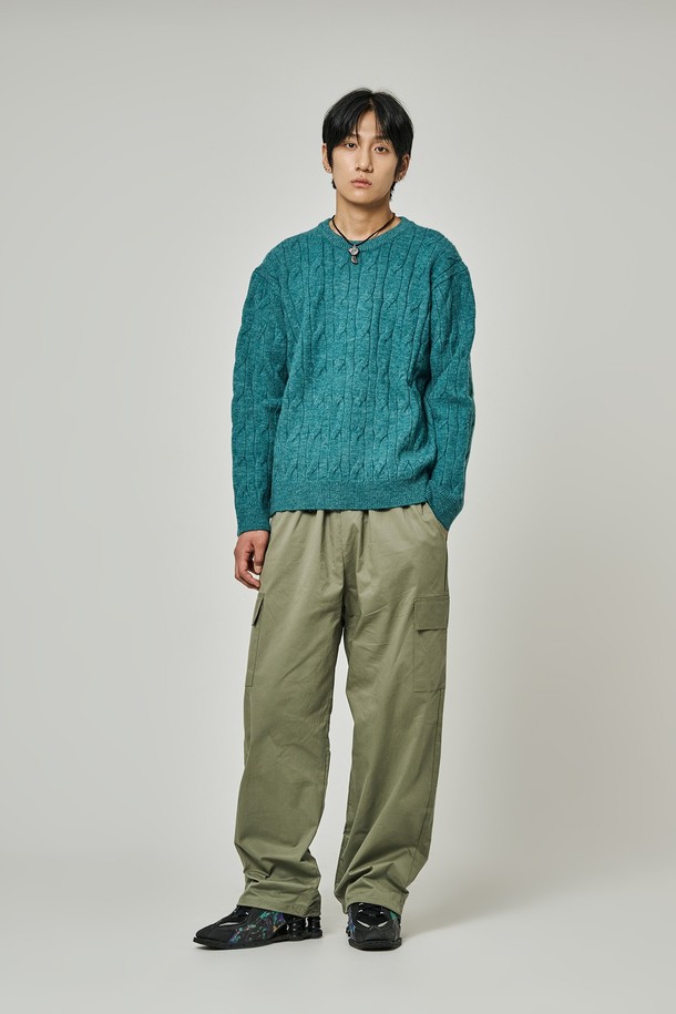 트래드클럽 케이블 니트는 여성스러운 무드를 연출하는 클래식하고 베이직한 디자인의 상의입니다. 부드러운 니트 소재로 제작되어 가을과 겨울에 따뜻하게 착용할 수 있으며, 라운드넥과 긴소매, 크롭 기장으로 세련된 핏을 선사합니다. 그린과 청록색 두 가지 컬러로 출시되어 데이트룩, 모임룩 등 다양한 TPO에 활용 가능합니다. 특히 퍼프소매와 케이블 패턴이 돋보여 미니멀하면서도 캐주얼한 스타일을 완성합니다. 레귤러핏으로 편안하게 착용할 수 있으며, 부드러운 촉감이 특징입니다.
