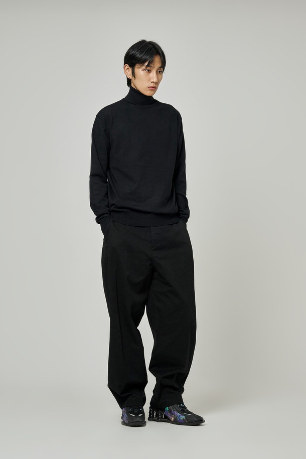 트래드클럽 베이직 폴라넥 니트는 가을, 겨울 시즌에 어울리는 공용 니트입니다. 부드러운 촉감의 니트 소재로 제작되었으며, 두꺼운 두께감으로 따뜻하게 착용할 수 있습니다. 레귤러핏에 긴 소매, 터틀넥 디자인으로 클래식하고 미니멀한 스타일을 연출합니다. 출근룩과 모임룩에 활용하기 좋으며, 무지 디자인의 블랙 컬러로 다양한 스타일에 매치하기 용이합니다.
