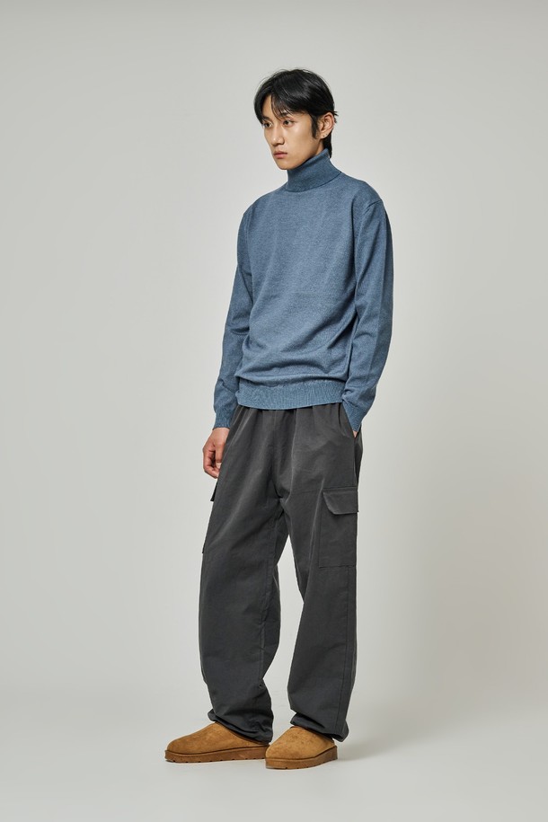 트래드클럽 베이직 폴라넥 니트는 가을, 겨울 시즌에 어울리는 공용 제품입니다. 울과 아크릴 혼방 소재로 제작되어 부드러운 촉감을 선사하며, 두꺼운 두께감으로 따뜻하게 착용할 수 있습니다. 베이직하고 클래식한 디자인에 레귤러핏으로 제작되어 출근룩뿐만 아니라 다양한 스타일에 활용하기 좋습니다. 시원한 블루 컬러와 무지 패턴으로 미니멀하고 세련된 분위기를 연출합니다. 긴 소매와 터틀넥 디자인이 특징이며, 데일리 니트로 활용하기 좋습니다.
