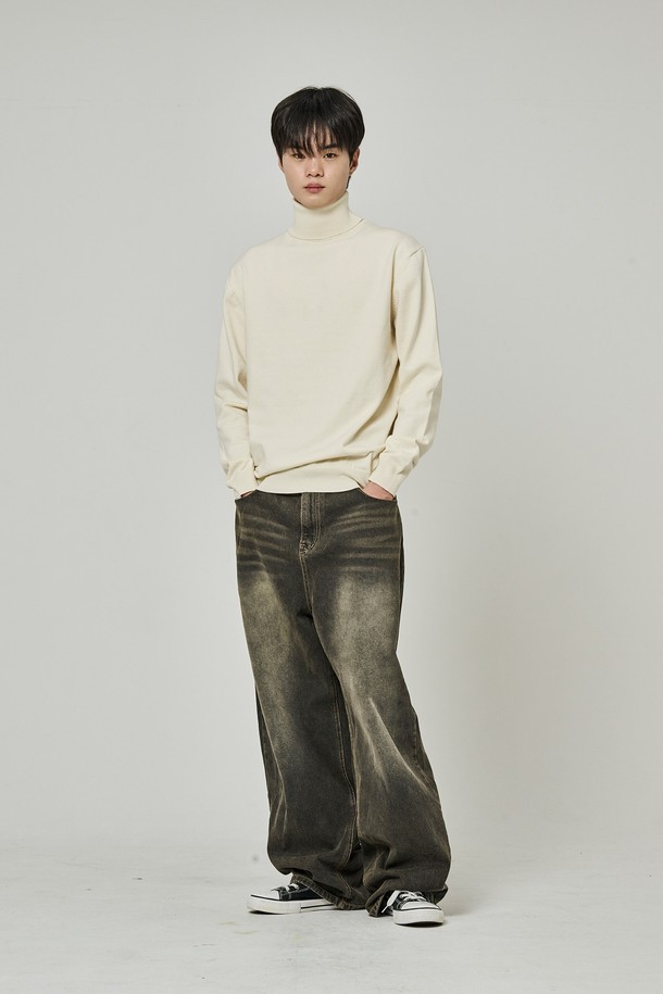 트래드클럽 베이직 폴라넥 니트는 가을과 겨울, 일상 및 출근룩, 모임룩에 모두 어울리는 공용 니트입니다. 아이보리, 화이트 두 가지 색상으로 출시되었으며, 부드러운 촉감의 울과 아크릴 혼방 소재로 제작되어 따뜻함을 선사합니다. 레귤러핏에 두꺼운 두께감, 긴 소매 기장으로 보온성을 높였으며, 베이직하고 클래식한 디자인으로 어떤 스타일에도 매치하기 용이합니다. 미니멀, 캐주얼 스타일을 선호하는 고객에게 추천합니다.
