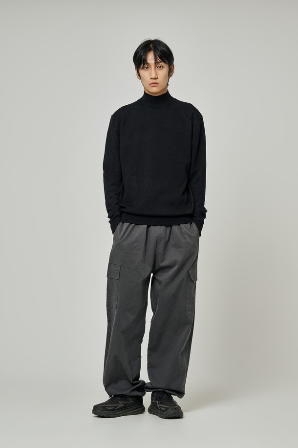 트래드클럽 베이직 하프 폴라넥 니트는 가을과 겨울, 쌀쌀한 날씨에 따뜻하게 착용할 수 있는 남녀 공용 니트입니다. 베이직한 디자인으로 유행을 타지 않아 오랫동안 활용 가능하며, 레귤러 핏과 긴 소매 기장으로 편안한 착용감을 선사합니다. 부드러운 니트 소재와 하프넥 디자인이 특징이며, 어떤 스타일에도 잘 어울리는 블랙 컬러로 제작되었습니다. 미니멀, 클래식, 캐주얼 등 다양한 스타일을 연출할 수 있어 활용도가 높습니다. 두꺼운 두께감으로 보온성을 높여 추운 날씨에도 따뜻하게 몸을 감싸줍니다.
