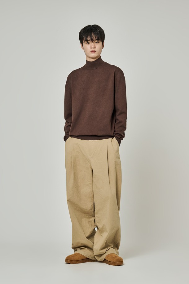 **트래드클럽 베이직 하프 폴라넥 니트**는 가을과 겨울, 일상에서 활용하기 좋은 공용 니트입니다. 부드러운 촉감의 니트 소재로 제작되었으며, 두꺼운 두께감으로 따뜻하게 착용할 수 있습니다. 베이직하고 클래식한 디자인에 레귤러 핏, 하프넥 디테일이 더해져 다양한 스타일을 연출하기 좋습니다. 출근룩이나 모임룩 등 TPO에 맞춰 클래식, 미니멀, 캐주얼 스타일을 완성해보세요. 브라운 컬러의 긴소매 디자인으로, 어떤 옷에도 쉽게 매치할 수 있는 활용도 높은 아이템입니다.
