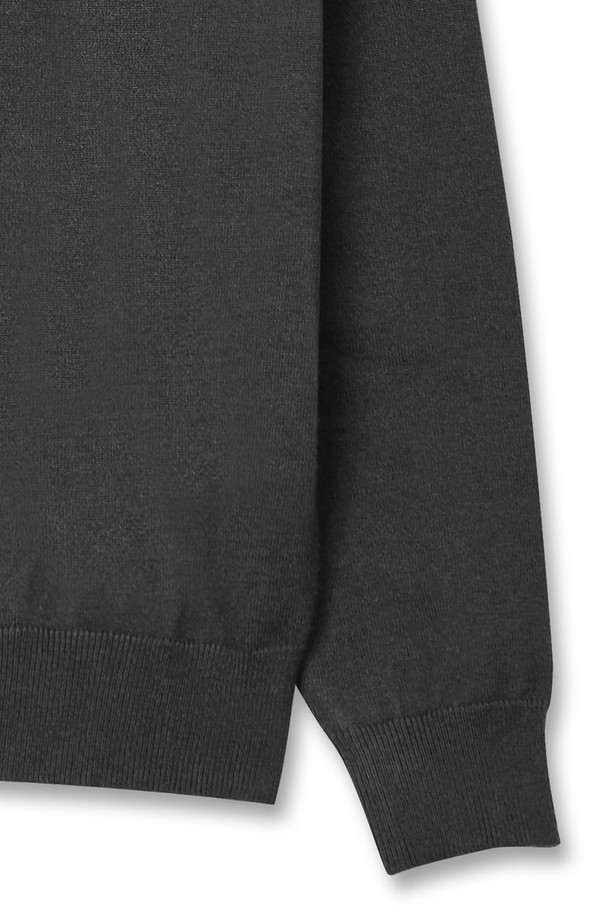 트래드클럽 베이직 하프 폴라넥 니트는 가을, 겨울 시즌을 위한 공용 니트/스웨터입니다. 부드러운 울과 아크릴 혼방 소재로 제작되어 포근한 착용감을 선사하며, 레귤러핏과 레귤러 기장으로 편안하게 착용 가능합니다. 베이직하고 클래식한 디자인에 하프 폴라넥 스타일이 더해져 세련된 느낌을 줍니다. 무지 패턴의 그레이 컬러로 다양한 출근룩과 모임룩, 클래식, 미니멀, 캐주얼 스타일 모두 소화 가능합니다.
