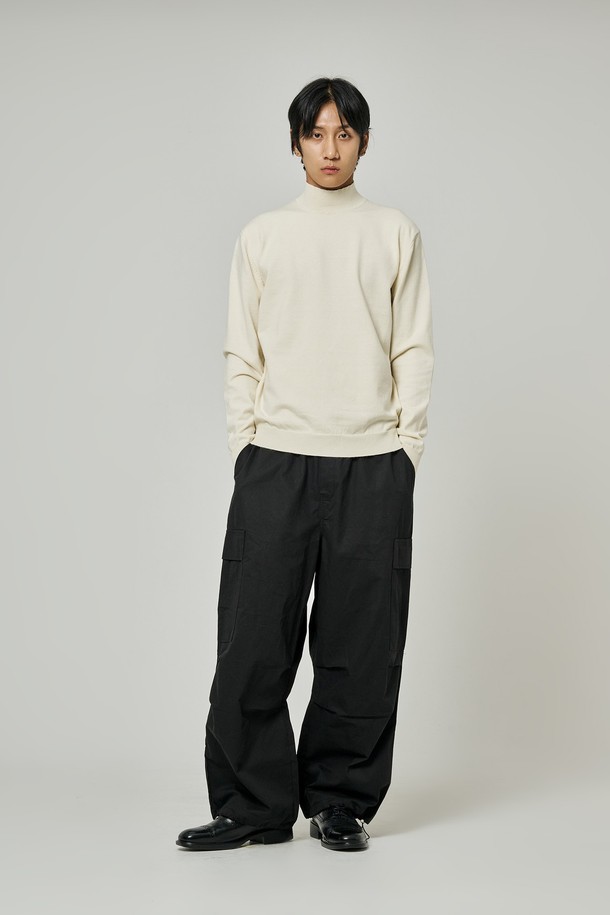 트래드클럽 베이직 하프 폴라넥 니트는 가을, 겨울 시즌에 어울리는 상의입니다. 아이보리, 화이트 두 가지 색상으로 출시되었으며, 부드러운 니트 소재로 제작되어 편안한 착용감을 선사합니다. 레귤러핏으로 제작되어 베이직하고 클래식한 스타일을 연출하며, 하프넥과 폴라넥 디자인으로 보온성을 높였습니다. 무지 디자인에 긴소매로, 미니멀하고 세련된 룩을 완성할 수 있습니다.
