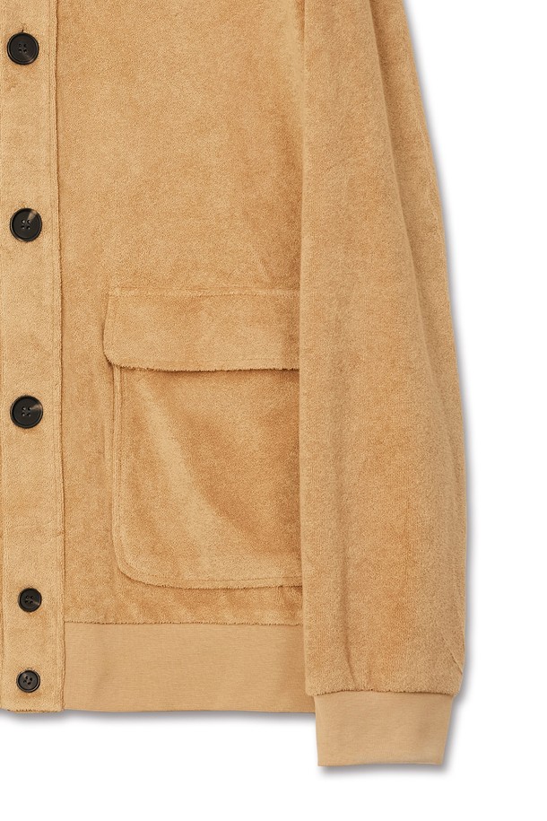 부드러운 촉감의 울(Wool) 소재와 니트(Knit) 짜임으로 포근함을 더한 여성 부클 포켓 가디건입니다. 베이직하고 캐주얼한 스타일로, 가을과 겨울에 따뜻하게 착용하기 좋습니다. 라운드넥 디자인에 레귤러핏으로 편안하게 착용 가능하며, 크롭 기장으로 다리가 길어 보이는 효과를 줍니다. 넉넉한 포켓 디테일과 부클 원단이 돋보이는 디자인으로 데이트룩, 모임룩, 캐주얼, 클래식, 미니멀 등 다양한 스타일 연출에 활용할 수 있습니다. 베이지 색상으로 어떤 옷에도 쉽게 매치하여 따뜻하고 부드러운 분위기를 연출할 수 있습니다.
