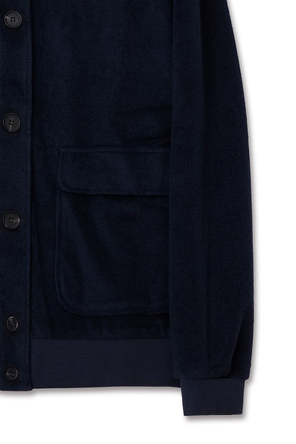 부드러운 촉감의 네이비 컬러 부클 포켓 가디건입니다. 울과 아크릴 혼방 소재로 제작되어 가을과 겨울에 따뜻하게 착용할 수 있습니다. 넉넉하고 편안한 레귤러핏에 라운드넥 디자인으로, 베이직하면서도 캐주얼한 스타일을 연출합니다. 긴 소매와 포켓 디테일이 실용성을 더하며, 출근룩과 모임룩, 캐주얼, 클래식, 미니멀한 스타일 모두 소화 가능합니다. 두께감 있는 소재로 포근함을 선사합니다.
