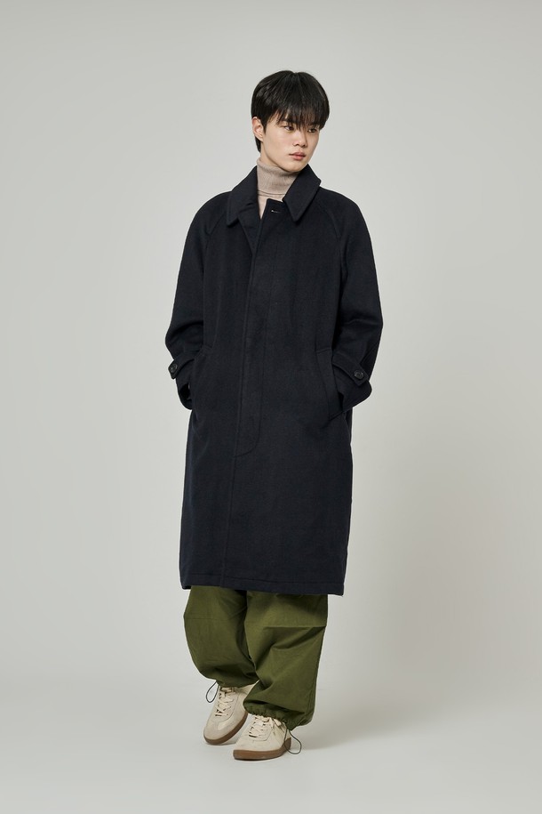 켄싱턴 솔리드 울 오버 발마칸 코트는 남성용 아우터로, 가을과 겨울에 착용하기 좋습니다. 블랙 컬러의 솔리드 디자인은 클래식하면서도 미니멀한 스타일을 연출하며, 출근룩, 비즈니스 캐주얼, 모임룩 등 다양한 TPO에 활용할 수 있습니다. 두꺼운 울 소재로 제작되어 보온성이 뛰어나며, 오버핏과 긴 소매 기장으로 편안한 착용감을 선사합니다. 싱글 버튼 여밈 방식의 발마칸 코트는 시크한 매력을 더합니다.
