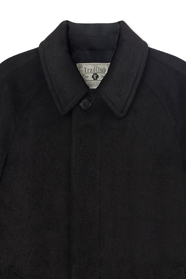 켄싱턴 솔리드 울 오버 발마칸 코트는 남녀 모두 착용 가능한 블랙 컬러의 발마칸 코트입니다. 가을과 겨울에 어울리는 두꺼운 두께감의 울 소재로 제작되어 보온성을 높였습니다. 싱글 버튼 여밈 방식과 오버핏 디자인으로 클래식하면서도 미니멀한 스타일을 연출하며, 출근룩, 모임룩, 데이트룩 등 다양한 TPO에 활용 가능합니다. 긴 소매 기장과 칼라 디테일, 포켓 디자인이 특징입니다. 클래식, 미니멀, 시크한 스타일을 즐기는 분들께 추천합니다.
