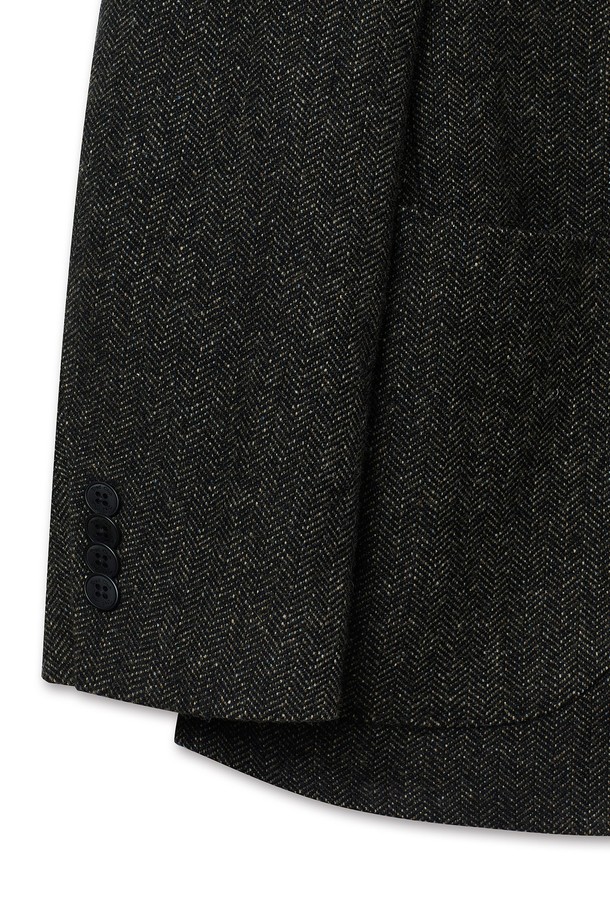 네이비 컬러의 피카딜리 헤링본 윈터 블레이저입니다. 클래식하고 미니멀한 스타일로, 오피스룩, 비즈니스 캐주얼, 출근룩에 적합합니다. 울 소재로 제작되어 두꺼운 두께감을 자랑하며, 겨울 시즌 따뜻하게 착용할 수 있습니다. 헤링본 패턴과 싱글 버튼 디자인이 특징이며, 레귤러 핏과 긴 소매 기장으로 제작되었습니다.
