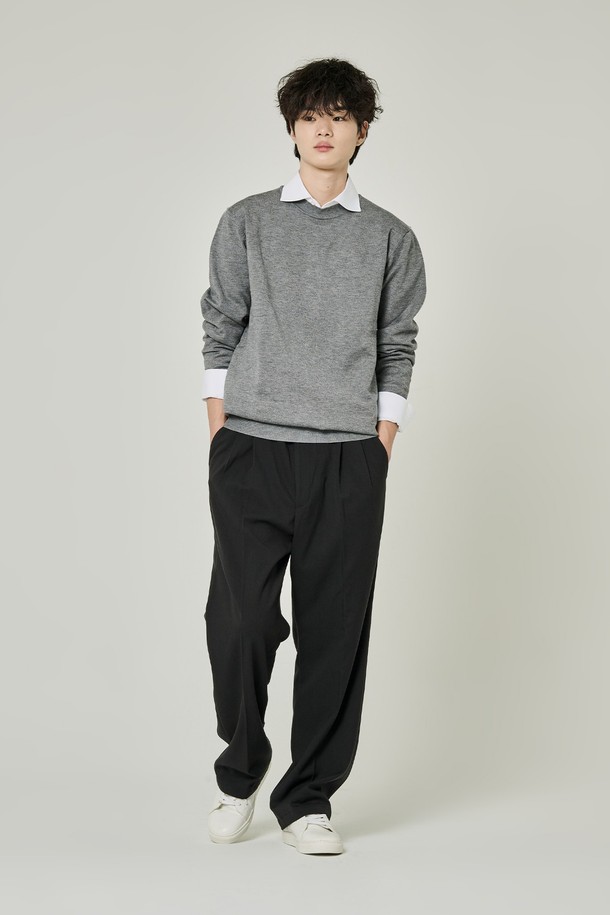 **투턱 기모 와이드 슬랙스**는 남녀 모두 착용 가능한, 가을과 겨울에 어울리는 긴 기장의 슬랙스입니다. 베이직하고 클래식한 스타일을 추구하며, 일상, 출근룩, 비즈니스 캐주얼, 그리고 모임룩까지 폭넓게 활용할 수 있습니다. 부드러운 촉감의 기모 소재로 제작되어 두꺼운 두께감과 루즈핏을 제공하여 편안한 착용감을 선사합니다. 무지 디자인에 투턱 디테일이 더해져 미니멀하면서도 시크한 분위기를 연출합니다.
