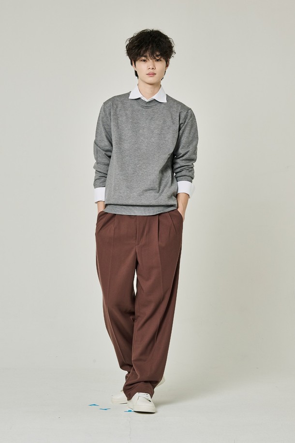 부드러운 기모 안감으로 포근함과 보온성을 갖춘 투턱 기모 와이드 슬랙스입니다. 브라운 컬러의 무지 디자인으로, 베이직하면서도 클래식한 분위기를 연출합니다. 가을, 겨울 시즌에 어울리는 두꺼운 두께감과 긴 기장으로, 루즈핏의 편안한 착용감을 선사합니다. 출근룩, 비즈니스 캐주얼, 모임룩 등 다양한 TPO에 활용 가능하며, 클래식, 미니멀 스타일을 즐기는 분들께 추천합니다. 투턱 디테일이 돋보이는 디자인으로, 스타일리시함을 더했습니다.
