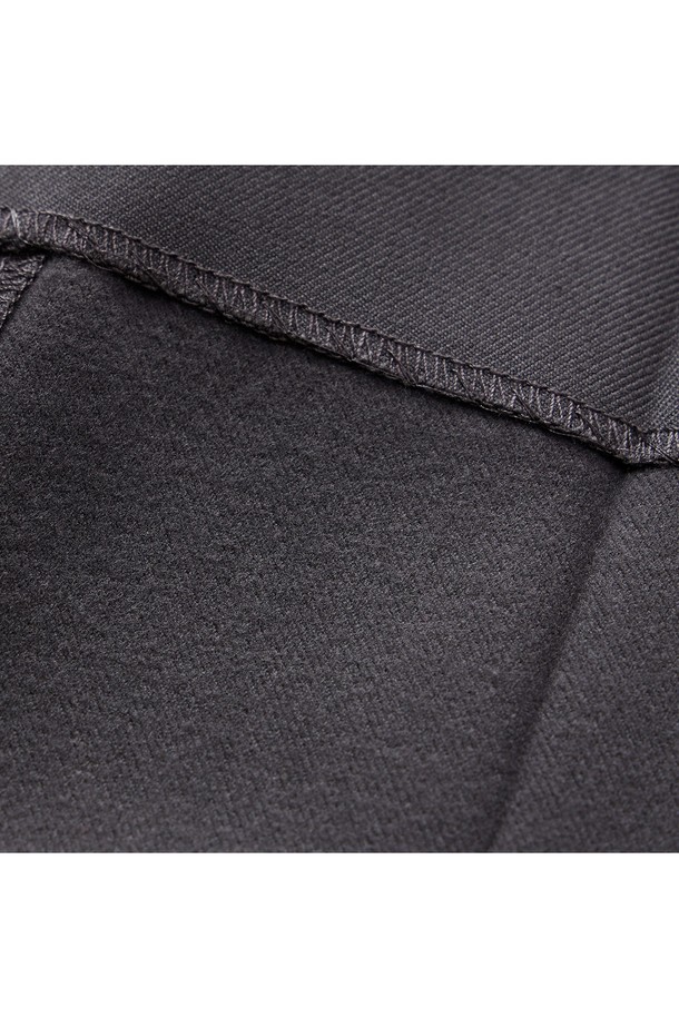 부드러운 촉감의 투턱 기모 와이드 슬랙스입니다. 가을, 겨울 시즌에 어울리는 두꺼운 두께감으로 따뜻하게 착용할 수 있습니다. 베이직하고 클래식한 스타일로, 출근룩이나 비즈니스 캐주얼에 활용하기 좋습니다. 루즈핏 와이드 디자인으로 편안하면서도 세련된 핏을 연출하며, 그레이 컬러의 무지 디자인으로 다양한 상의와 쉽게 매치할 수 있습니다. 
