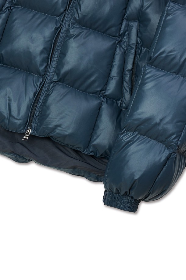 네이비 컬러의 글로시 웰론 패딩입니다. 캐주얼, 베이직 스타일로 일상에서 편안하게 착용하기 좋습니다. 넉넉한 레귤러핏에 집업 스타일로 간편하게 여밀 수 있습니다. 겉감은 나일론, 충전재는 웰론을 사용하여 부드러운 촉감과 두꺼운 두께로 뛰어난 보온성을 제공합니다. 글로시한 광택감이 돋보이는 디자인으로, 겨울철 스타일리시함을 더해줍니다.
