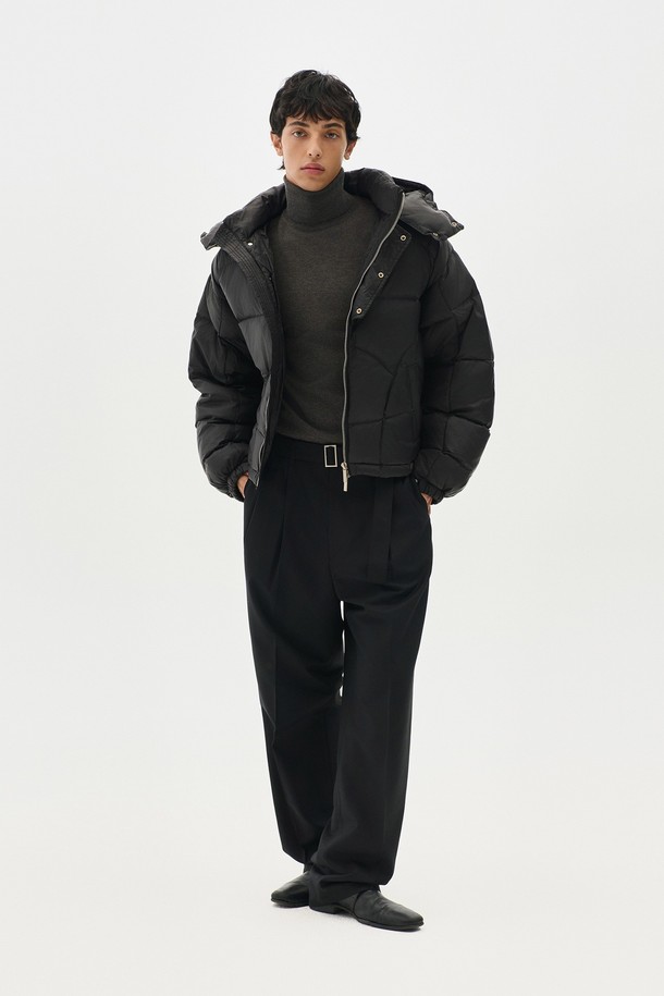 **크롭 후드 패딩**은 여성스러움을 강조하는 **블랙** 컬러의 겨울용 아우터입니다. **오버핏**으로 제작되어 편안한 착용감을 선사하며, **후드** 디자인과 **퀼팅** 디테일이 특징입니다. **나일론**과 **폴리에스테르** 혼방 소재로 제작되어 가볍고 **부드러운** **촉감**을 자랑합니다. **긴소매**와 **집업** 여밈 방식의 **크롭** 기장으로, **캐주얼** 및 **스포티** 스타일을 연출하기에 좋은 아이템입니다.
