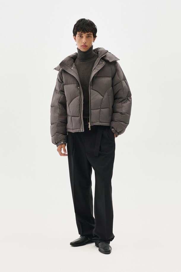 캐주얼 무드의 여성용 크롭 후드 패딩입니다. 부드러운 촉감의 나일론 소재와 두꺼운 두께감으로 겨울철 따뜻하게 착용할 수 있습니다. 레귤러핏으로 편안한 착용감을 선사하며, 무지 디자인과 그레이 컬러로 어떤 스타일에도 쉽게 매치할 수 있습니다. 집업 스타일의 긴 소매, 후드와 퀼팅 디테일이 특징이며 숏 기장으로 활동성을 높였습니다. 안감까지 패딩 처리되어 보온성을 극대화한 데일리 아우터입니다.
