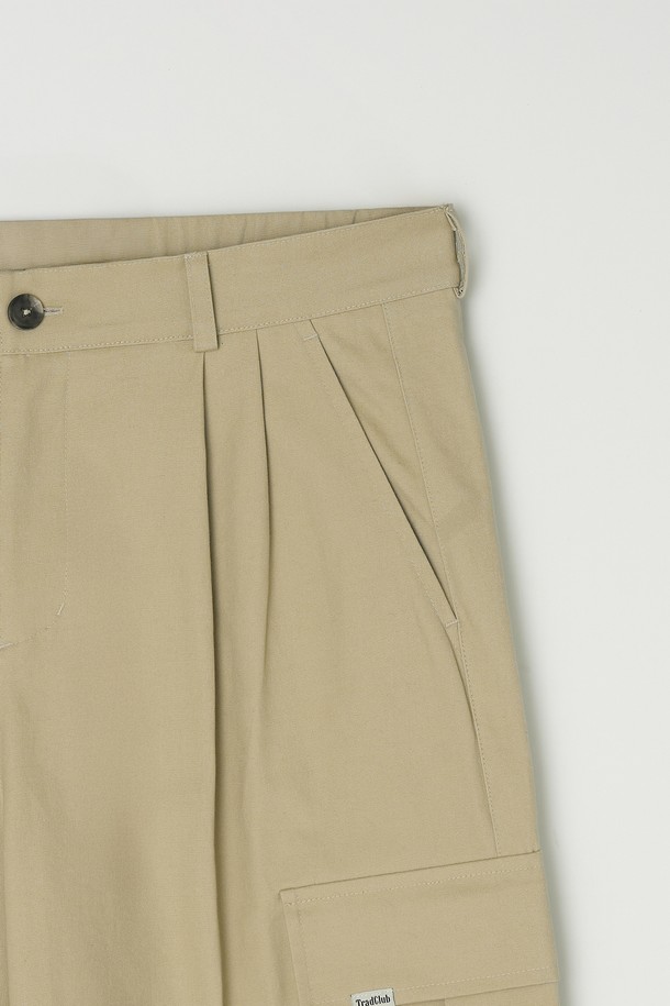 베이직한 디자인에 투턱 디테일로 포인트를 더한 남성용 와이드 카고 팬츠입니다. 봄, 여름, 가을 3계절 모두 활용 가능한 면 소재로 제작되어 편안한 착용감을 선사합니다. 넉넉한 루즈핏으로 활동성을 높였으며, 카고 포켓 디테일이 실용성을 더해줍니다. 캐주얼, 스트릿, 워크웨어 등 다양한 스타일 연출이 가능하며, 여행룩, 캠핑룩 등 TPO에 맞춰 활용하기 좋습니다. 5가지 다채로운 컬러 구성으로, 취향에 맞는 스타일을 선택해보세요.
