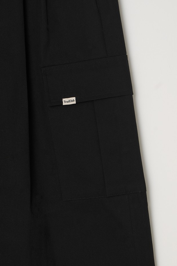 5가지 톤의 컬러로 출시된 투턱 와이드 카고 팬츠입니다. 넉넉한 루즈핏으로 편안한 착용감을 선사하며, 봄, 가을 시즌에 적합합니다. 면 소재로 제작되어 부드러운 촉감을 느낄 수 있으며, 무지 패턴에 투턱 디테일과 카고 포켓으로 디자인 포인트를 더했습니다. 출근룩부터 캠핑룩까지, 캐주얼, 스트릿, 미니멀 스타일 모두 소화 가능한 활용도 높은 아이템입니다. 와이드 핏과 긴 기장으로 트렌디한 스타일을 연출해보세요.
