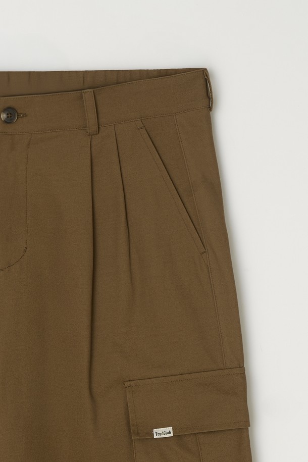 브라운 컬러의 투턱 와이드 카고 팬츠입니다. 넉넉한 루즈핏으로 편안한 착용감을 선사하며, 봄, 여름, 가을 3계절 모두 활용 가능합니다. 면 소재로 제작되어 부드러운 촉감을 느낄 수 있으며, 일상 및 스트릿 스타일 연출에 적합합니다. 와이드한 핏과 투턱 디테일이 트렌디한 무드를 더합니다. 캐주얼한 상의와 매치하여 개성 있는 스타일을 완성해보세요.
