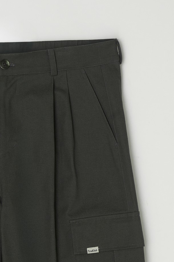 남성들을 위한 투턱 와이드 카고 팬츠입니다. 넉넉한 루즈핏으로 편안한 착용감을 선사하며, 봄, 가을 시즌에 적합합니다. 캐주얼, 스트릿, 미니멀 스타일을 모두 소화할 수 있는 활용도 높은 아이템입니다. 무지 디자인에 카고 포켓 디테일이 더해져 실용적인 수납을 돕습니다. 5가지 다채로운 컬러로 출시되어, 폭넓은 스타일 연출이 가능합니다.
