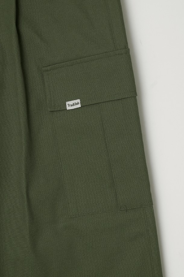 다섯 가지 다채로운 컬러 (카키, 블랙, 베이지, 네이비, 브라운)로 출시된 투턱 와이드 카고 팬츠입니다. 넉넉한 루즈핏과 와이드한 실루엣으로 편안하면서도 트렌디한 스타일을 연출합니다. 면 소재로 제작되어 봄, 가을 간절기에 적합하며, 무지 디자인에 카고 포켓 디테일로 실용성을 더했습니다. 캐주얼, 스트릿, 미니멀 등 다양한 스타일을 소화하며 일상에서 폭넓게 활용할 수 있습니다. 밴딩 없이 투턱 디테일로 포인트를 살려 더욱 세련된 핏을 선사합니다.
