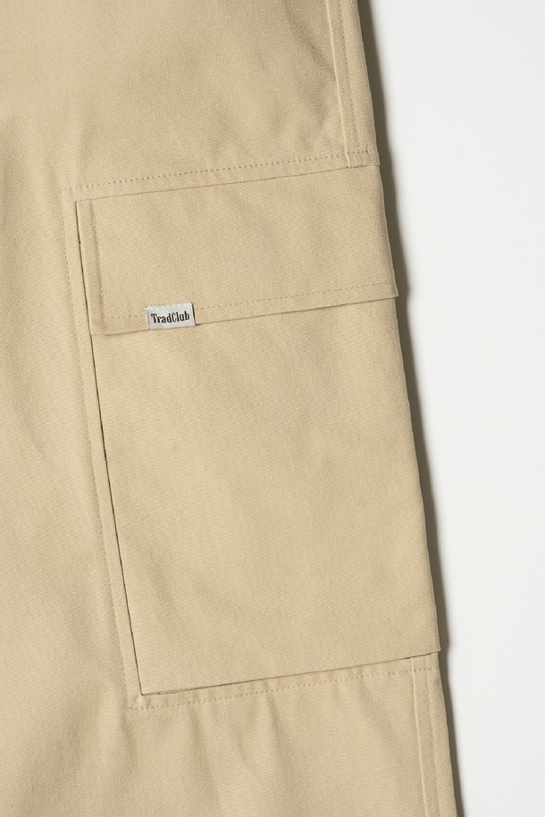 부드러운 면 소재로 제작되어 편안한 착용감을 선사하는 스트링 조거 카고 팬츠입니다. 캐주얼, 스트릿 스타일을 즐기는 분들을 위한 아이템으로, 봄, 여름, 가을 3계절 활용 가능합니다. 루즈핏 조거 바지로 활동성을 높였으며, 허리 밴딩과 스트링 디테일로 편안함과 스타일을 동시에 잡았습니다. 베이지 컬러에 무지 디자인으로 어떤 상의에도 매치하기 용이하며, 카고 포켓으로 수납력까지 갖춘 실용적인 제품입니다. 얇은 두께감으로 시원하게 착용할 수 있습니다.
