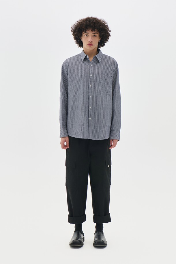 캐주얼, 스트릿, 미니멀 스타일을 모두 아우르는 남성용 스트링 조거 카고 팬츠입니다. 봄, 여름, 가을 시즌에 활용하기 좋은 얇은 두께감의 면 소재로 제작되어 부드러운 촉감을 선사합니다. 편안한 루즈핏 조거 스타일로, 활동성과 스타일을 동시에 잡았습니다. 허리 밴딩과 스트링 디테일로 편안한 착용감을 제공하며, 카고 포켓을 더해 실용성을 높였습니다. 여행룩, 캠핑룩 등 다양한 TPO에 활용 가능하며, 블랙 색상으로 어떤 상의와도 쉽게 매치할 수 있습니다.
