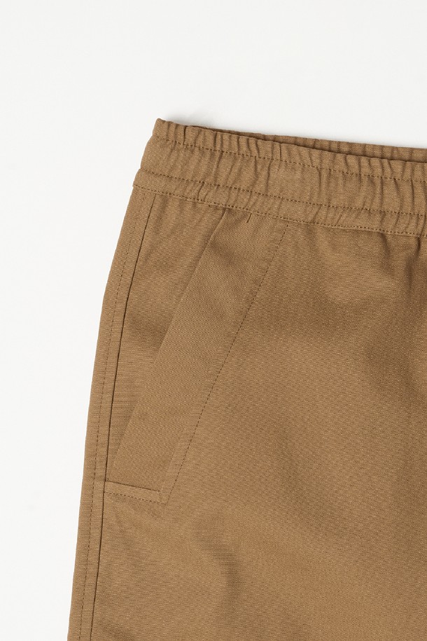 베이직한 디자인에 실용성을 더한 남성용 스트링 조거 카고 팬츠입니다. 부드러운 면 소재로 제작되어 편안한 착용감을 선사하며, 봄, 여름, 가을 시즌에 활용하기 좋습니다. 얇은 두께감과 루즈핏으로 활동성을 높였으며, 밴딩 허리 디자인으로 편안함을 더했습니다. 카고 포켓과 스트링 디테일로 캐주얼, 스트릿, 시티보이 스타일을 모두 소화할 수 있습니다. 베이지, 카키 2가지 컬러로 출시되어 다양한 상의와 매치하여 개성 있는 스타일을 연출해보세요.
