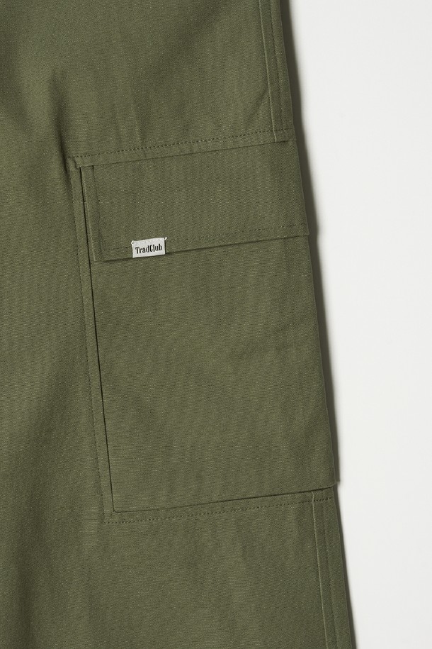 캐주얼과 스트릿 스타일을 넘나드는 스트링 조거 카고 팬츠입니다. 부드러운 면 소재로 제작되어 편안한 착용감을 선사하며, 봄, 여름 시즌에 적합한 얇은 두께감으로 활동성을 높였습니다. 넉넉한 릴랙스핏 조거 디자인에 밴딩 허리와 스트링, 카고 포켓 디테일을 더해 실용성을 더했습니다. 카키, 올리브 등 5가지 다채로운 컬러로 출시되어, 취향에 맞는 스타일을 연출할 수 있습니다. 미니멀한 상의와 매치하여 깔끔하면서도 개성 있는 룩을 완성해보세요.
