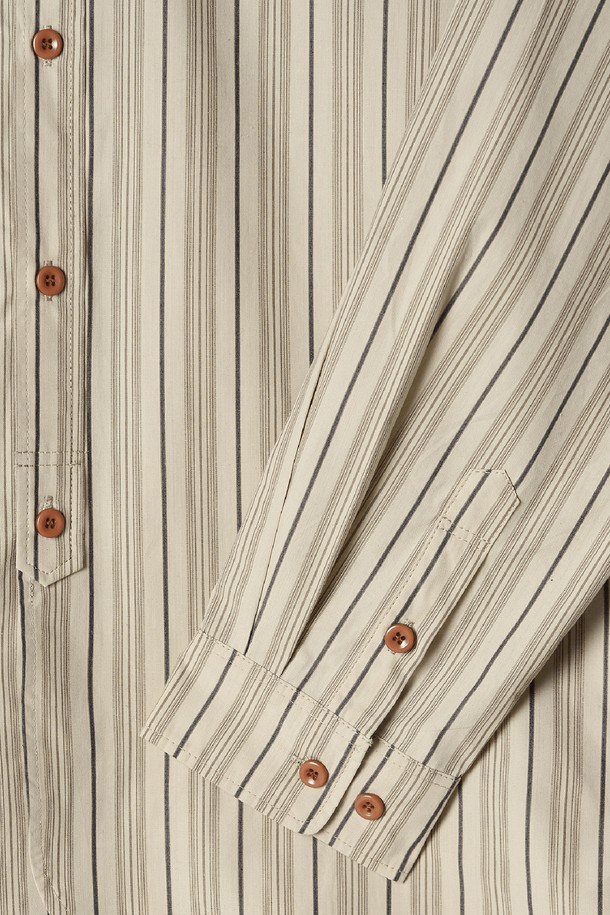 베이직하고 캐주얼한 무드의 남성용 'TC' 로고 스트라이프 워크 셔츠입니다. 부드러운 면 소재로 제작되어 봄, 가을에 편안하게 착용하기 좋으며, 레귤러 핏으로 제작되어 활동성을 높였습니다. 차이나 칼라와 긴 소매, 스트라이프 패턴이 특징이며, 'TC' 로고 디테일로 포인트를 더했습니다. 출근룩 또는 비즈니스 캐주얼 스타일, 캐주얼, 클래식, 미니멀 스타일 모두 소화 가능한 베이지 컬러의 셔츠입니다.
