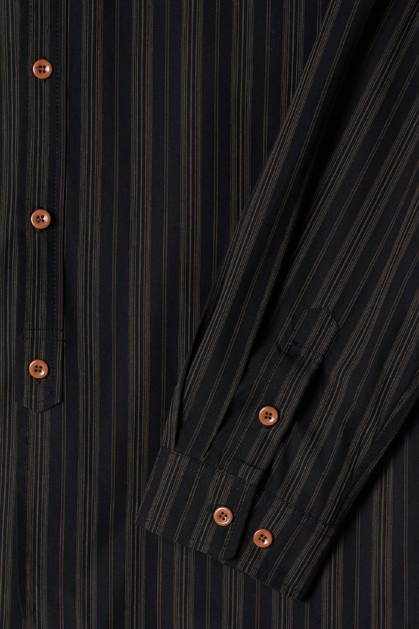 TC 로고 스트라이프 워크 셔츠 블랙은 남성용 상의입니다. 봄, 가을에 어울리는 레귤러핏 긴소매 셔츠로, 캐주얼 및 베이직 스타일을 연출하기 좋습니다. 부드러운 면 소재로 제작되었으며, 차이나칼라와 스트라이프 패턴이 특징입니다. 일상뿐만 아니라 비즈니스 캐주얼, 출근룩에도 활용 가능하며, TC 로고 디테일로 포인트를 더했습니다. 미니멀, 클래식, 캐주얼 스타일을 즐기는 분들께 추천합니다.
