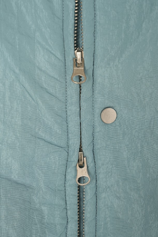 시어 투웨이 오버핏 블루종 블루는 남녀 모두 착용 가능한 캐주얼 스타일의 블루종입니다. 얇은 두께감으로 봄, 가을 간절기에 활용하기 좋으며, 무지 디자인으로 미니멀한 무드를 연출합니다. 긴 소매와 오버핏으로 편안한 착용감을 선사하며, 투웨이(Two-way) 디자인으로 다양한 스타일을 연출할 수 있습니다. 집업 스타일로 간편하게 입고 벗을 수 있으며, 데일리룩에 포인트 아이템으로 활용하기 좋습니다.
