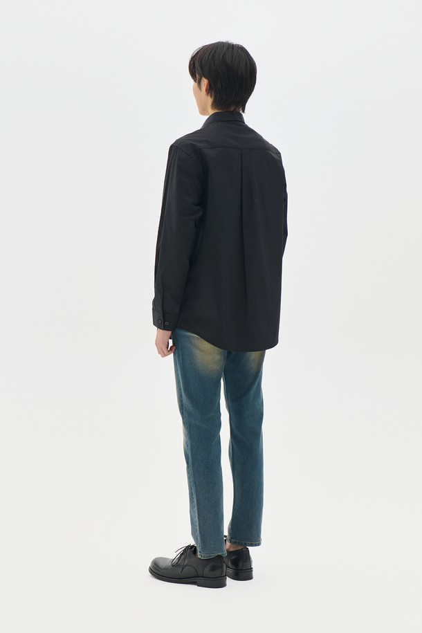 **베이직 포플린 셔츠 5컬러**는 일상과 비즈니스 캐주얼에 모두 활용하기 좋은, 미니멀하고 클래식한 스타일의 긴소매 셔츠입니다. 부드러운 촉감의 포플린 면 소재로 제작되어 봄, 여름, 가을에 시원하게 착용할 수 있습니다. 레귤러 핏으로 편안한 착용감을 선사하며, 차이나 칼라 디자인으로 깔끔한 인상을 줍니다. 무지 디자인에 블랙 컬러로, 어떤 옷에도 잘 어울려 데일리 셔츠로 활용하기 좋습니다. 얇은 두께감으로 간절기에도 부담 없이 착용할 수 있습니다.