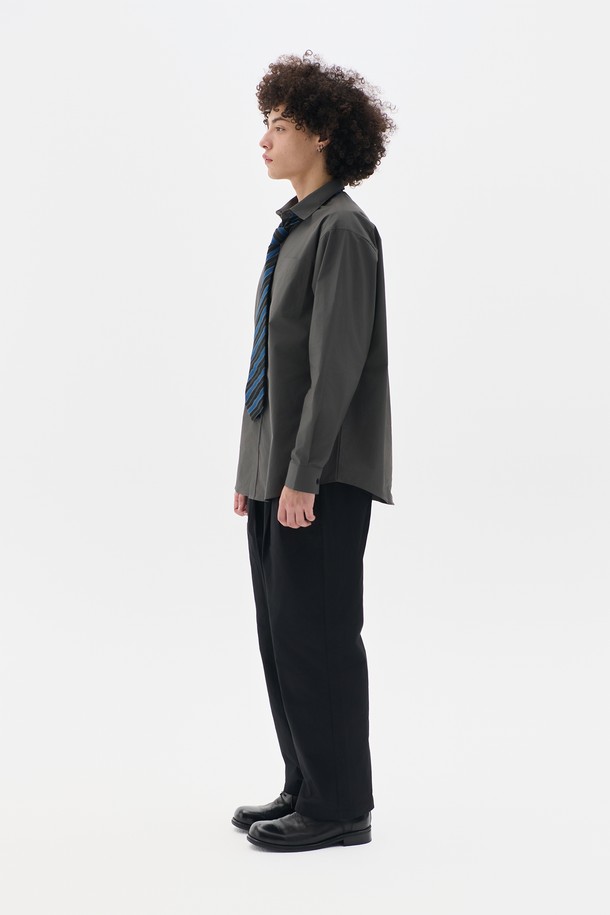 베이직 포플린 셔츠 5컬러는 남녀 모두 착용 가능한 기본 셔츠입니다. 봄, 가을에 어울리는 얇은 두께의 면 소재로 제작되어 부드러운 촉감을 선사하며, 레귤러핏으로 편안하게 착용할 수 있습니다. 차이나칼라와 긴 소매 디자인으로 미니멀하고 클래식한 무드를 연출하며, 출근룩이나 비즈니스 캐주얼 스타일에도 활용하기 좋습니다. 그레이 컬러를 포함한 5가지 색상으로 출시되어 다양한 스타일을 연출할 수 있습니다. 무지 디자인의 포플린 원단 셔츠로, 베이직한 디자인을 선호하는 분들께 추천합니다.
