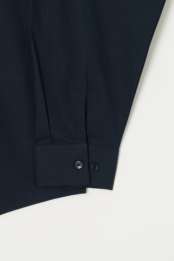 베이직 포플린 셔츠 5컬러는 남녀 모두 착용 가능한, 미니멀하고 베이직한 디자인의 긴소매 셔츠입니다. 부드러운 면 소재의 포플린으로 제작되어 봄, 여름, 가을에 시원하고 편안하게 착용할 수 있습니다. 레귤러핏에 차이나칼라, 버튼 여밈 방식으로 클래식하고 깔끔한 스타일을 연출합니다. 출근룩이나 비즈니스 캐주얼에 활용하기 좋으며, 블랙, 화이트, 네이비, 베이지, 블루 5가지 다채로운 컬러로 출시되었습니다. 유행을 타지 않는 디자인으로, 어떤 옷에도 쉽게 매치하여 미니멀한 스타일을 완성해보세요.
