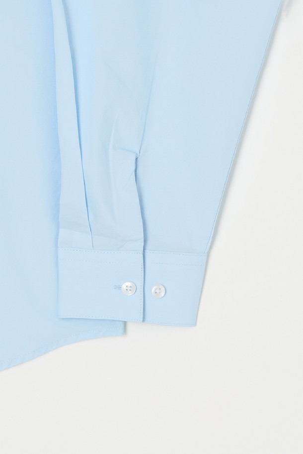 베이직 포플린 셔츠 5컬러, 스카이블루 색상의 깔끔한 디자인으로 출근룩과 비즈니스 캐주얼에 적합합니다. 봄, 여름, 가을, 세 계절 모두 활용 가능한 레귤러 핏의 긴소매 셔츠입니다. 면과 폴리에스테르 혼방 소재의 포플린 원단으로 제작되어 부드러운 촉감을 선사합니다. 베이직하고 캐주얼한 스타일로, 미니멀, 클래식한 룩을 연출하기 좋습니다. 차이나칼라 디자인과 무지 패턴이 특징이며, 얇은 두께감으로 편안하게 착용할 수 있습니다.
