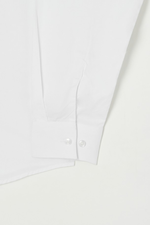 베이직 포플린 셔츠 5컬러는 남녀 모두 착용 가능한 미니멀 스타일의 셔츠입니다. 부드러운 면 소재의 레귤러핏으로 제작되었으며, 차이나칼라와 긴 소매 기장이 특징입니다. 봄, 여름, 가을 시즌에 활용하기 좋으며, 얇은 두께감으로 편안한 착용감을 선사합니다. 출근룩, 비즈니스 캐주얼, 데이트룩 등 다양한 TPO에 맞춰 미니멀, 클래식, 캐주얼 스타일로 연출할 수 있습니다. 화이트 컬러의 무지 디자인으로 어떤 옷에도 쉽게 매치하여 톤온톤, 포인트 코디가 가능합니다.
