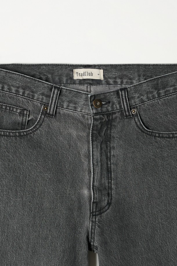 **스트레이트 데님 팬츠 5컬러**는 베이직하면서 캐주얼한 스타일의 데님 팬츠입니다. 봄, 여름, 가을 계절에 적합하며, 일상복으로 활용하기 좋습니다. 블랙, 그레이, 화이트, 블루, 네이비 5가지 컬러로 출시되어 다양한 코디에 활용할 수 있습니다. 뻣뻣한 촉감의 데님 소재로 제작되었으며, 레귤러 핏과 스트레이트 바지 핏으로 편안하게 착용 가능합니다. 출근룩, 데이트룩 등 다양한 TPO에 캐주얼, 미니멀, 클래식 스타일로 연출해 보세요.
