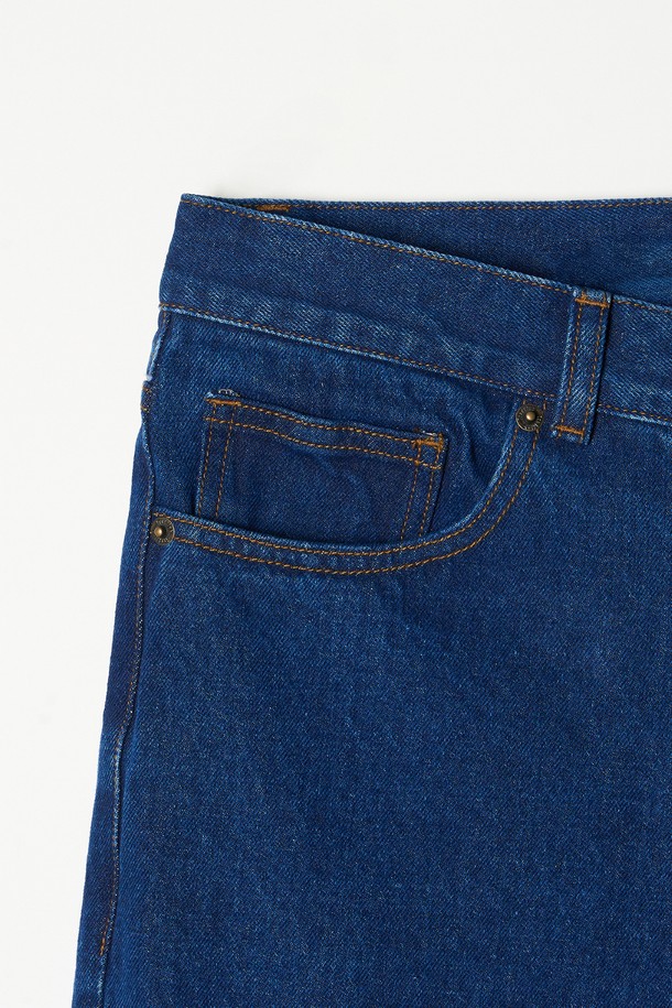 베이직하고 캐주얼한 스타일의 스트레이트 데님 팬츠입니다. 남녀 공용으로 착용 가능하며, 일상복으로 활용하기 좋습니다. 블루, 네이비, 블랙, 그레이, 화이트 5가지 컬러로 출시되어 폭넓은 선택이 가능합니다. 봄, 여름, 가을 시즌에 적합하며, 레귤러 핏에 뻣뻣한 데님 소재로 제작되었습니다. 출근룩과 데이트룩에 모두 잘 어울리는 미니멀하고 클래식한 디자인입니다.
