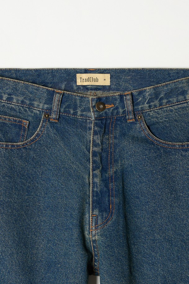 다섯 가지 컬러로 출시된 스트레이트 데님 팬츠입니다. 봄, 여름, 가을 세 계절 모두 활용 가능한 레귤러핏의 긴 기장 데님 팬츠로, 베이직하고 캐주얼한 스타일을 연출하기 좋습니다. 뻣뻣한 촉감의 데님 소재로 제작되었으며, 무지 디자인이 특징입니다. 출근룩과 데이트룩에 모두 잘 어울리는 기본 아이템으로, 다양한 상의와 매치하여 미니멀, 캐주얼, 클래식 스타일을 완성해 보세요.
