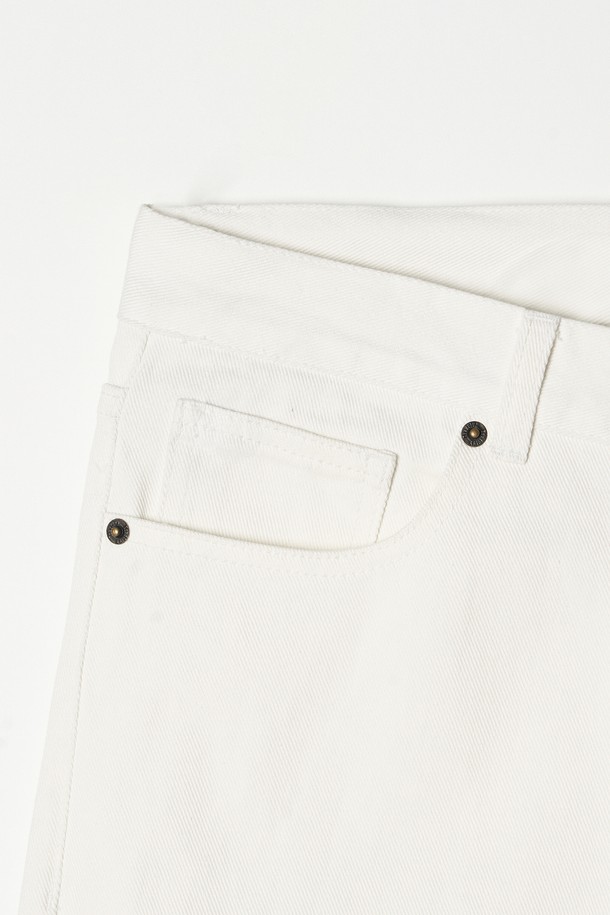 **스트레이트 데님 팬츠 5컬러**는 남녀 모두 착용 가능한 데님 팬츠입니다. 베이직하고 캐주얼한 스타일로, 일상복으로 활용하기 좋습니다. 봄, 여름, 가을 세 계절에 걸쳐 입을 수 있으며, 화이트, 블랙, 블루, 크림, 베이지 5가지 다채로운 컬러로 출시되었습니다. 출근룩과 데이트룩에 모두 잘 어울리며, 캐주얼, 미니멀, 클래식 스타일을 연출하기 좋습니다. 스트레이트핏으로 다리가 길어 보이는 효과를 줍니다.
