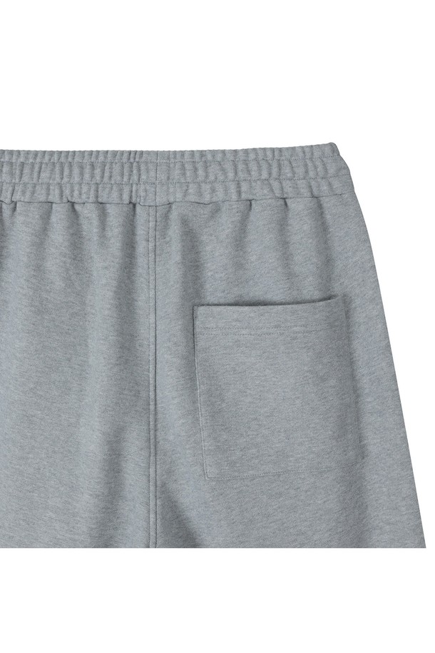 부드러운 기모 안감으로 포근함을 더한 베이직 원턱 기모 스웨트 와이드 팬츠입니다. 넉넉한 루즈핏 와이드 디자인으로 편안한 착용감을 선사하며, 일상, 피트니스 등 다양한 활동에 활용하기 좋습니다. 가을, 겨울 시즌에 어울리는 두꺼운 두께감으로 따뜻하게 입을 수 있으며, 무지 디자인으로 어떤 상의와도 쉽게 매치할 수 있습니다. 캐주얼, 미니멀, 스포티한 스타일을 연출하기 좋으며, TPO에 따라 피트니스룩, 집콕룩, 산책룩으로 활용 가능합니다. 허리 밴딩과 원턱 디테일로 편안함과 스타일을 모두 갖춘 제품입니다.
