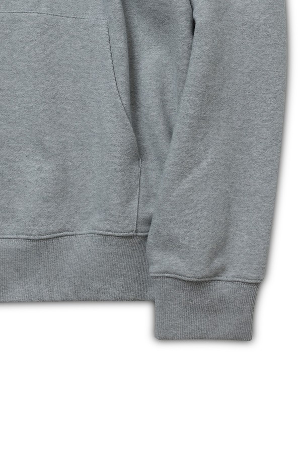 부드러운 기모 안감으로 따뜻함을 더한 베이직 기모 스웨트 오버 후드티입니다. 넉넉한 오버핏으로 편안한 착용감을 선사하며, 캐주얼하고 미니멀한 스타일을 연출합니다. 데일리룩, 집콕룩, 산책룩 등 다양한 TPO에 활용하기 좋습니다. 무지 디자인에 그레이 컬러로 어떤 스타일에도 쉽게 매치할 수 있으며, 긴 소매와 후드 디자인으로 보온성을 높였습니다. 포켓 디테일로 실용성까지 갖춘 가을, 겨울 필수템입니다.
