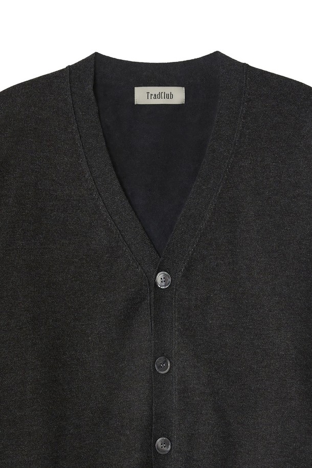 트래드클럽 베이직 가디건은 여성 고객을 위한 데일리 니트 가디건입니다. 부드러운 촉감의 니트 소재로 제작되었으며, 봄, 가을에 착용하기 좋은 얇은 두께감입니다. 레귤러핏에 V넥 디자인, 긴 소매, 무지 패턴의 블랙 컬러로, 클래식하고 미니멀한 스타일을 연출합니다. 싱글 버튼 여밈 방식이며, 출근룩, 오피스룩, 데이트룩 등 다양한 TPO에 활용 가능합니다.
