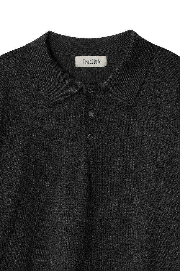 트래드클럽 베이직 폴로 니트는 부드러운 촉감의 니트 소재로 제작되어 봄, 가을에 착용하기 좋은 긴소매 폴로넥 디자인입니다. 레귤러핏으로 제작되어 편안한 착용감을 선사하며, 무지 디자인과 블랙 컬러는 베이직하면서도 클래식한 스타일을 연출합니다. 출근룩, 비즈니스 캐주얼, 모임룩 등 다양한 TPO에 활용 가능하며, 클래식, 미니멀, 캐주얼 스타일을 즐기는 분들께 추천합니다. 중간 두께감으로 간절기에 유용하게 활용할 수 있습니다.
