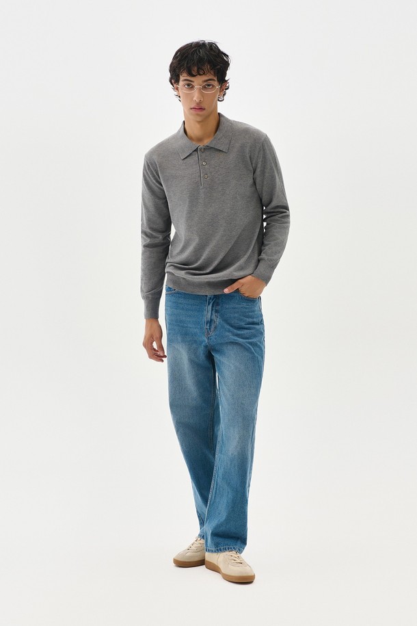 트래드클럽 베이직 폴로 니트는 부드러운 니트 소재로 제작되어 편안한 착용감을 선사합니다. 차분한 그레이 컬러와 레귤러핏, 긴소매 디자인으로 일상 및 비즈니스 캐주얼, 출근룩 등 다양한 TPO에 활용 가능합니다. 폴로 카라 디테일은 클래식하면서도 세련된 스타일을 연출하며, 봄, 가을 간절기에 활용하기 좋은 중간 두께의 니트입니다. 베이직하면서도 미니멀한 스타일을 즐기는 분들께 추천합니다.
