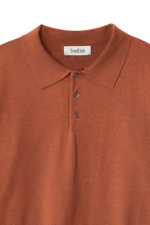 트래드클럽 베이직 폴로 니트는 부드러운 촉감의 니트 소재로 제작되어 봄, 가을에 착용하기 좋습니다. 레귤러 핏과 긴 소매 기장으로 편안함을 강조했으며, 폴로넥 디자인이 클래식하면서도 세련된 분위기를 연출합니다. 무지 패턴의 브라운 컬러는 다양한 스타일과 매치하기 용이하며, 비즈니스 캐주얼 및 출근룩에 적합합니다. 미니멀하고 베이직한 스타일을 선호하는 분들께 추천합니다.
